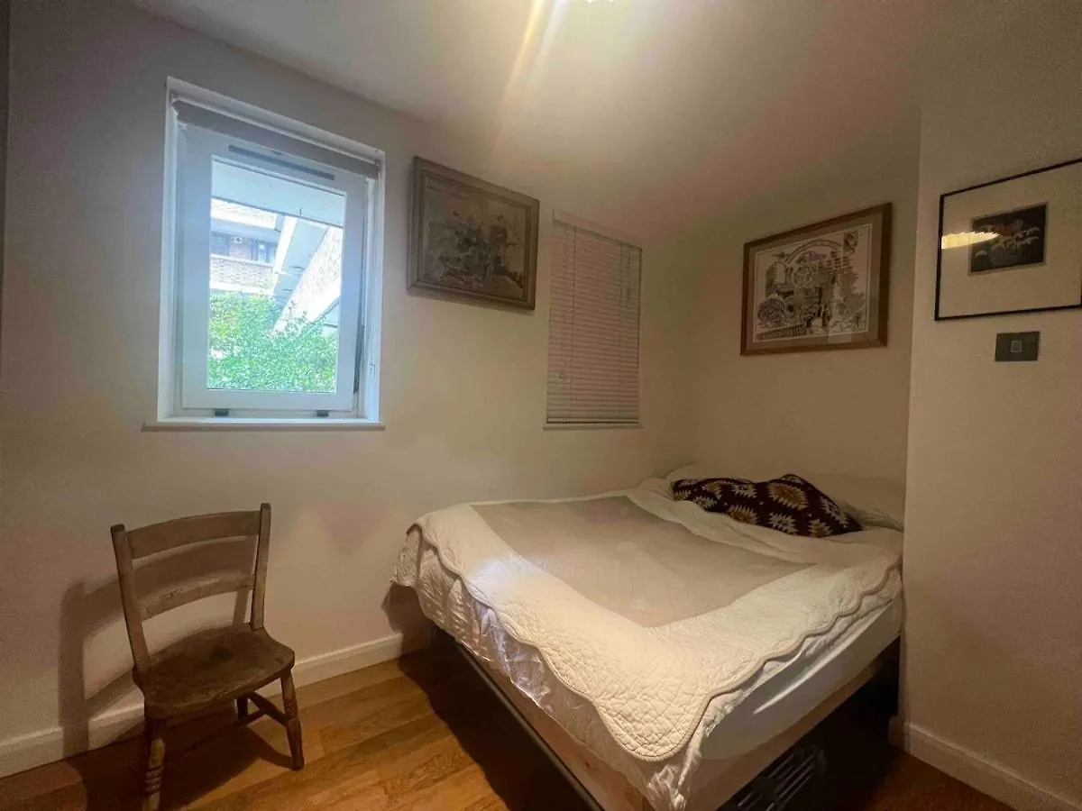 Spacious Stylish Family Flat Victoria Park With A Very Friendly Cat London Apartment