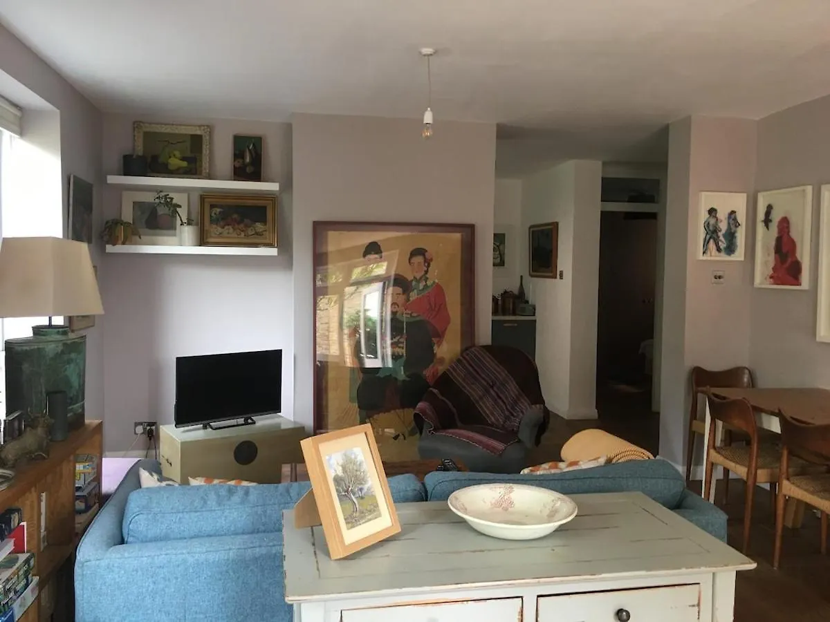 Spacious Stylish Family Flat Victoria Park With A Very Friendly Cat London